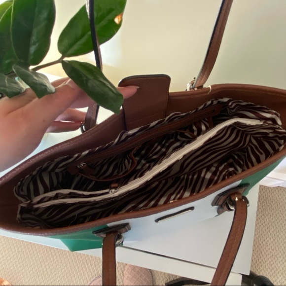 Beautiful Tote Green and White Handbag - Picture 4 of 5